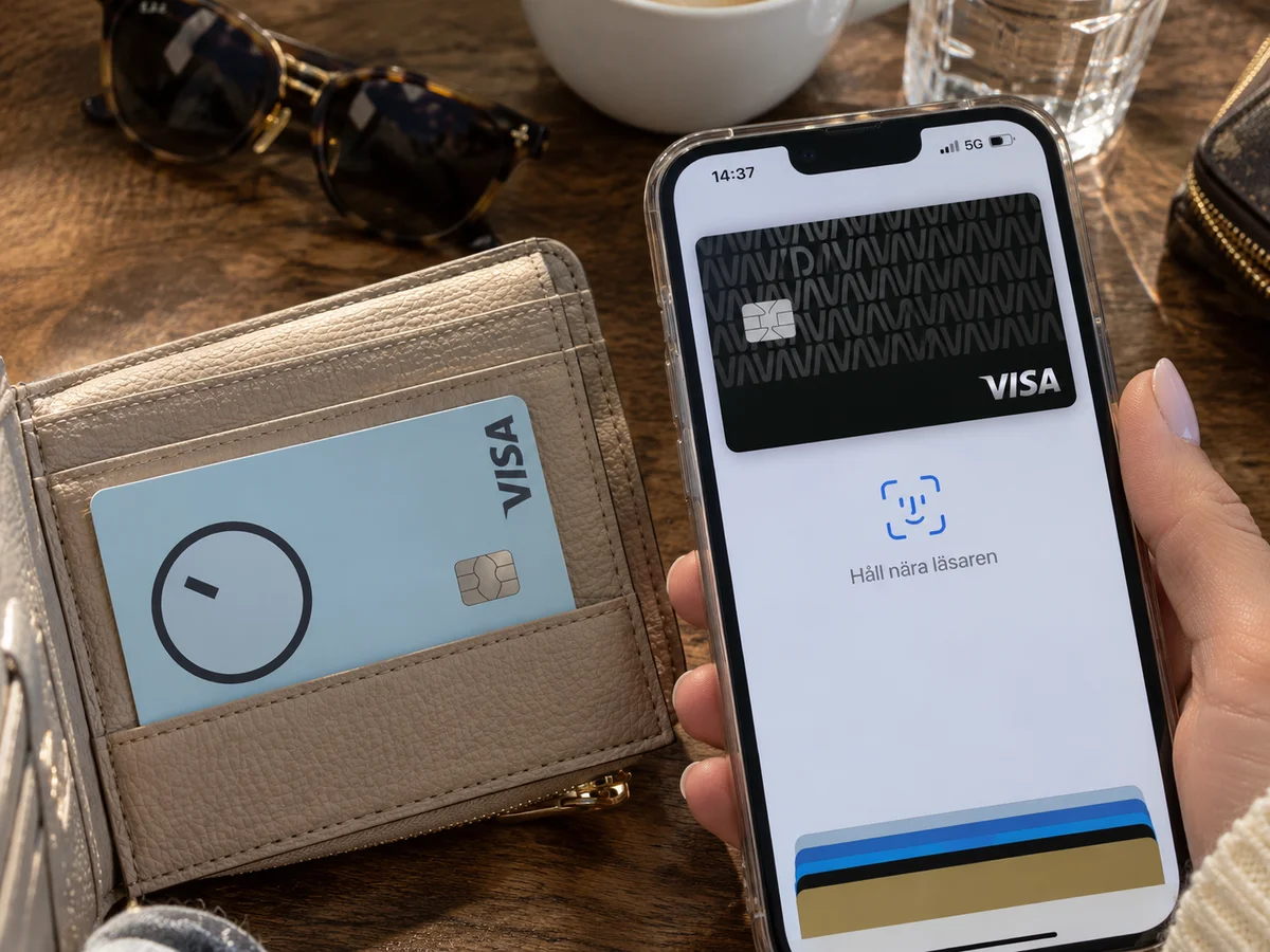 Norwegiankortet i en plånbok bredvid en mobil som visar Avida Black i Apple Pay